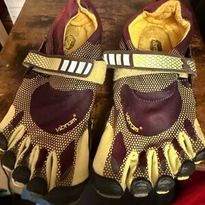 Vibram Ladies Toe Shoes Size 7